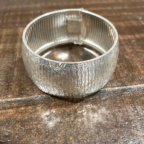 BELLA DIVA SILVER CUFF BRACELET. - Picture 1 of 7